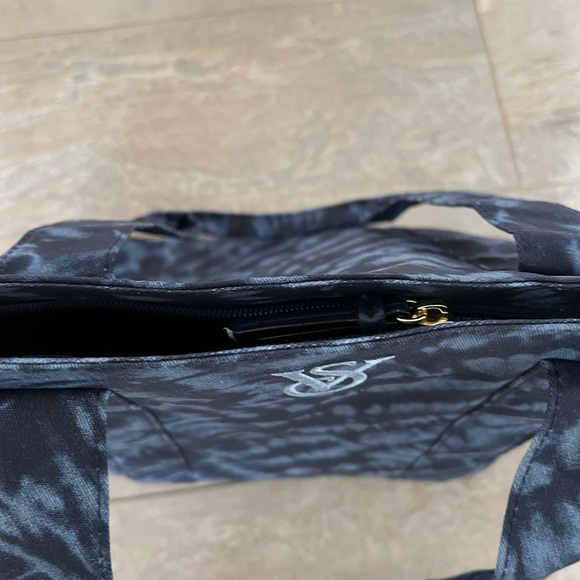 Victoria’s Secret Tote Bag with zipper - Picture 4 of 7